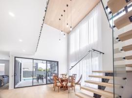 Prestige and Elegance 5BR House w Pool Rochedale，位于Rochedale的酒店