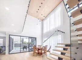 Prestige and Elegance 5BR House w Pool Rochedale