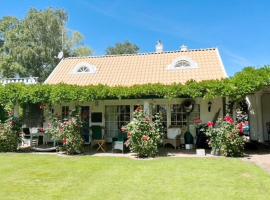 Modern guest house in Falsterbo within walking distance to the sea，位于斯坎法尔斯特布的酒店