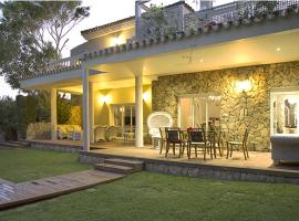 Villa de Lujo con Jardines y Piscina，位于圣玛丽亚港的带按摩浴缸的酒店