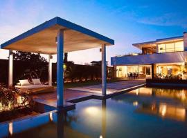Sea View Luxury Villa with 2 Swimming Pools，位于达波林的别墅