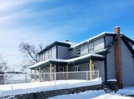 Direct trail access/central location/Ample parking，位于Colebrook的酒店