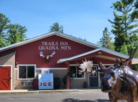Trails INN Quadna Mountain Motel & RV Park，位于Hill City的豪华型酒店