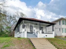 Stylish Home about 2 Mi to Jackson State and Belhaven!，位于杰克逊的酒店