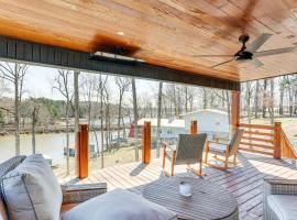 Modern Lake House Retreat with Deck on Pickwick Lake，位于Counce的酒店