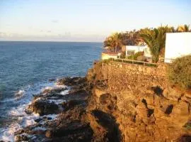 Bungalow in privater, wunderschön gepflegter und ruhiger Anlage auf einem Felsen direkt am Meer