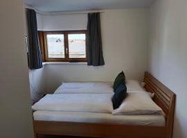 1 Zimmer Appartement nahe Gmunden Top2，位于Pinsdorf的低价酒店