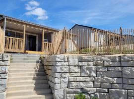 Chalet tranquille en Bretagne avec piscine chauffée, 2 chambres, proche mer et nature - FR-1-783-15，位于阿尔扎的酒店