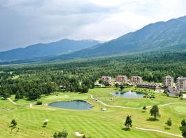 Spacious penthouse chalet apartment in Pirin Golf and Country Club，位于拉兹洛格的酒店