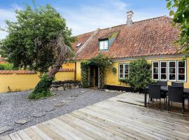 Idyllisk, historisk byhus ved fjorden i Mariager，位于Mariager的酒店