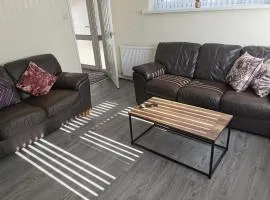 Stunning 3 Bedroom 5 beds House in Wolverhampton