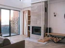 Gudauri Summer Apt - 112m, Fireplace, Netflix on 100" Projector Screen, Full kitchen