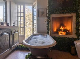 Sintra WOW - Unique double Smart Room in 17th century Palace! Hot tub, Snooker, BBQ, PS5, Sauna, Gym，位于辛特拉的豪华酒店