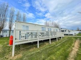 Lovely Caravan With Decking At Manor Park In Hunstanton Ref 23091T，位于亨斯坦顿的酒店