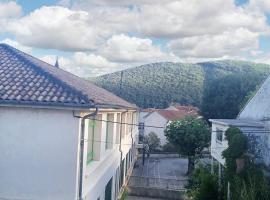 Maison conviviale près des Cévennes avec terrasse，位于La Grand-Combe的酒店