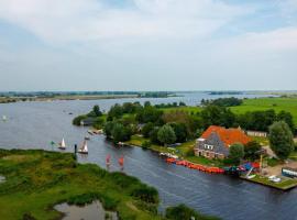 Groepsaccommodatie 'Jister' aan open vaarwater in Friesland，位于Nes的度假屋