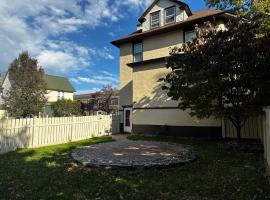 Serenity in Butler: 2-BR Apt with fenced Yard near NYC，位于Butler的酒店
