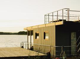 RiW Małe Swory - Domek pływający Houseboat i domki drewniane，位于Małe Swornegacie的度假村