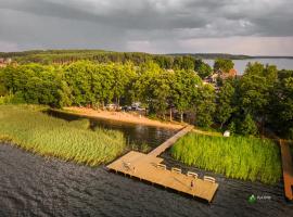 RiW Małe Swory - Domek pływający Houseboat i domki drewniane，位于Małe Swornegacie的度假村