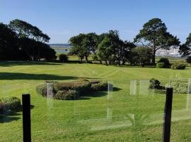 Luxury Apartment in the New Forest with a Sea View，位于利明顿的带按摩浴缸的酒店