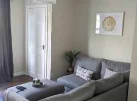 Cosy Fermanagh Home - The Cosy Beech，位于Lisnaskea的酒店