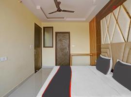Capital O Mt Corporate Stays Near Iskcon Temple Noida，位于Indirapuram的舒适型酒店