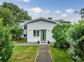 A quite VIlla with Easy Access to Stockholm City Center，位于泰比的酒店