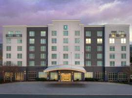 Embassy Suites by Hilton Dulles North Loudoun，位于阿什本的酒店