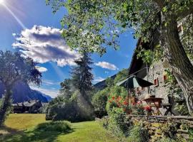 Cozy Chalet next to the Dora Baltea river，位于Villaret的度假屋