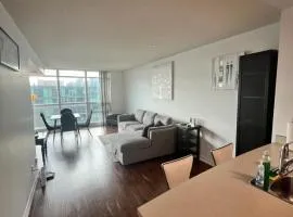 Downtown Toronto Suite By The Lake