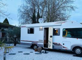 Terrain de loisirs en plein centre de Lièvin camping car，位于列万的露营地