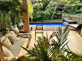 2 bedroom, 2 bathroom villa with private pool.，位于麦岛的酒店