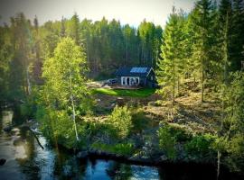 Water front scandinavian Forest View with no neighbors，位于Austmarka的酒店