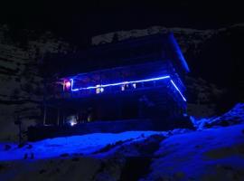 Snow mountain home stay & cafe，位于Malāna的酒店