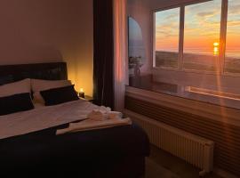CuxHeaven modernes Studio-Apartment direkt am Meer mit Pool, Sauna und Massage，位于库克斯港的低价酒店