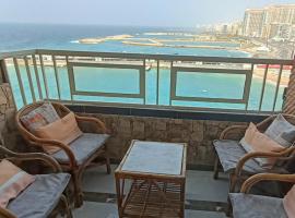 Charming Seaview Condo in Gleem G10，位于亚历山大的酒店