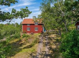 Charmigt torp på höjden，位于Gamleby的酒店