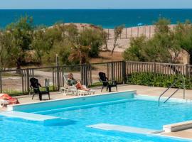 LES PIEDS DANS L'EAU A PALAVAS ! Mer à 50 m ! MHome 6 Pers climatisé T confort CAMPING 4 ETOILES，位于帕拉瓦莱弗洛的酒店