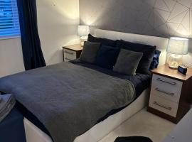 Cosy double bedroom with dedicated bathroom in Newcastle upon Tyne - Access to shared kitchen, shared lounge and shared conservatory areas inc Sky TV and Netflix，位于泰恩河畔纽卡斯尔的民宿