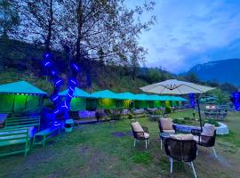 Himalayan Riverside Swiss Cottage Tents, Manali，位于马拉里的酒店