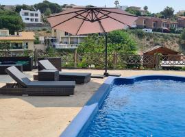 Villa Apartment with Pool and Amazing Views!，位于滨海阿雷尼斯的公寓