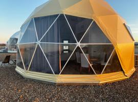 Nude Glamping Dome，位于威尔科克斯的酒店