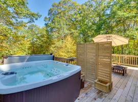 Pocono Getaway A frame Cabin w/ Hot Tub Sauna，位于东斯特劳兹堡的酒店