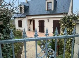 À 5 minutes à pieds du château, 2 belles et spacieuses chambres, SDB, WC et un garage privé à 25 minutes circuit 24h