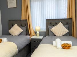 2ndHomeStays-Dudley-Suitable for Contractors and Families, Parking available for 3 Vans, Sleeps 12，位于达德利的酒店