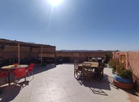 Hostel Afgo Rooftop，位于瓦尔扎扎特的酒店