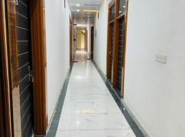 Mahima Hotel，位于Samālkha的酒店