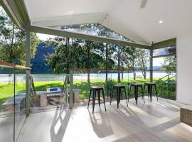 Tranquil villa by the river.，位于威斯曼菲瑞的酒店