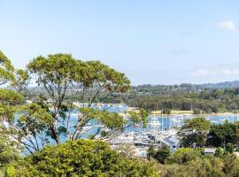Newly renovated 4 bedroom home in Newport with Pittwater views，位于纽波特的带停车场的酒店