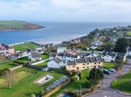 Happy Sandy Feet - Modern, Cozy & Warm Holiday Home with Lovely Sea Views in Youghal`s Heart - Top-Notch Electric Heaters - Long Term Price Cuts，位于约尔的酒店